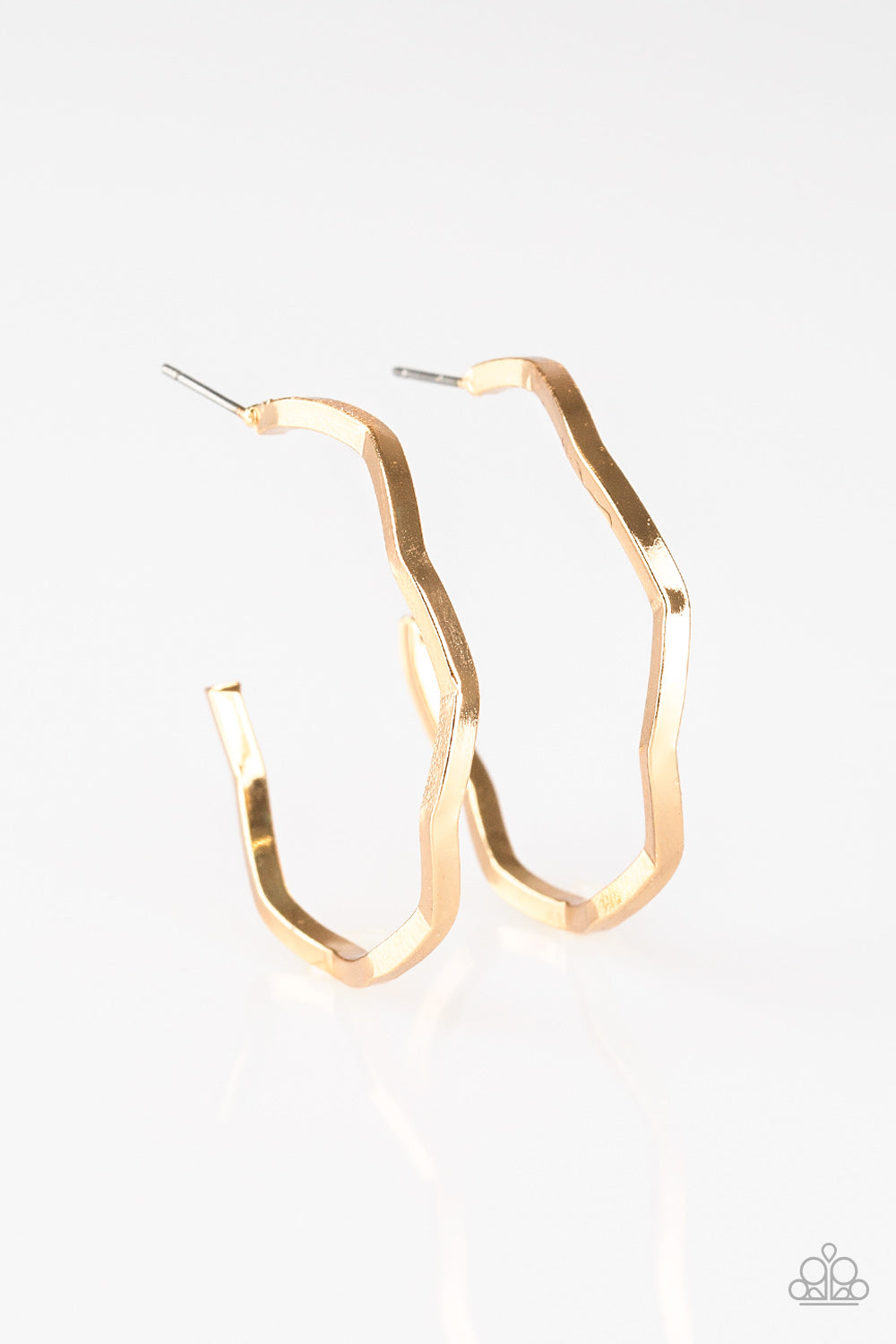 A glistening gold bar zigzags into an edgy hoop for a fierce industrial look.